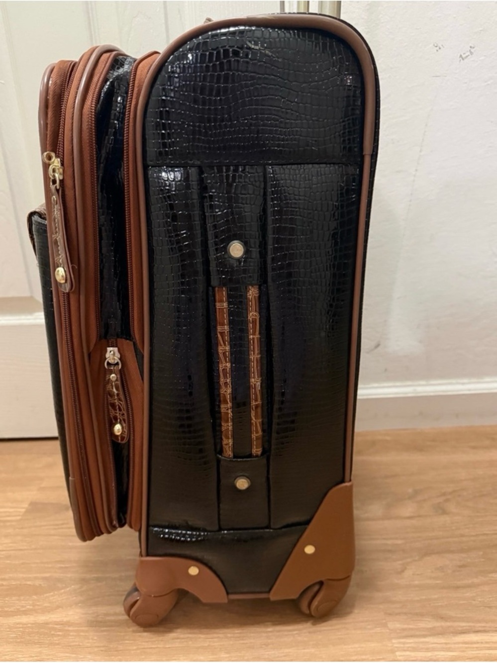 Samantha Brown 20” Luggage 4-wheel Carry-on - Picture 5 of 9